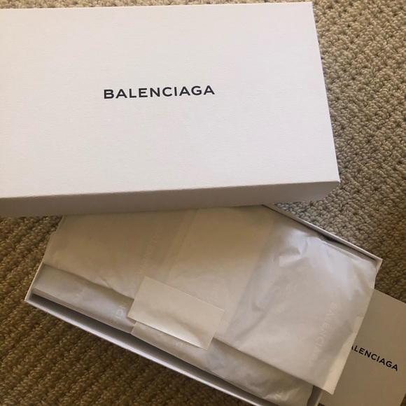 Brand new 🌟Balenciaga clutch🌟 - Picture 5 of 5